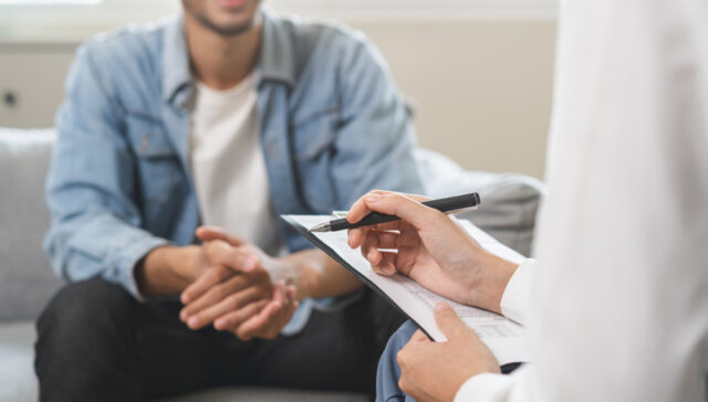 هل دوالي الخصية تزول مع الوقت؟